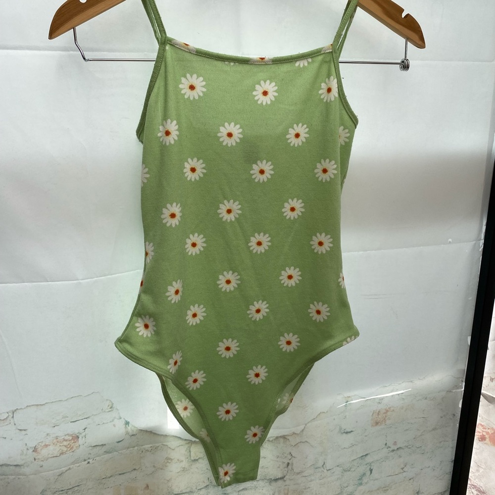 ⬇️ 2 Marked Listings for $25 - Casual Daisy Print Ribbed Cami Bodysuit